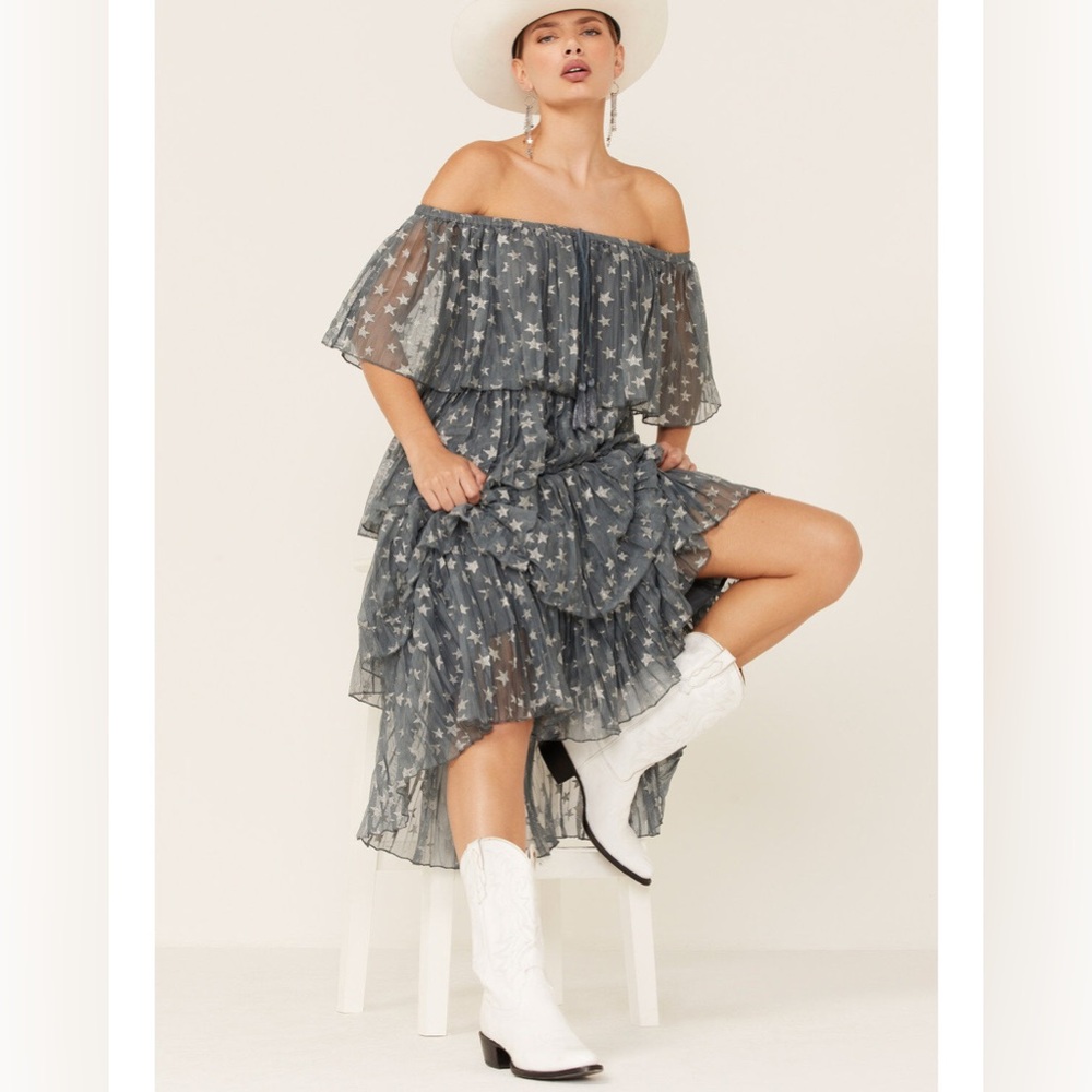 Z&L WOMEN'S OFF-THE-SHOULDER STAR
PRINT TIERED MIDI DRESS